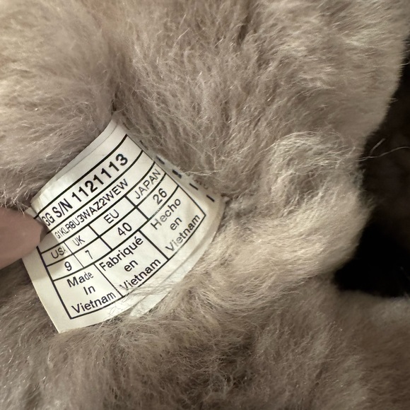 UGG boots. Due to dying techniques, color range between greenish and gray - Picture 8 of 8